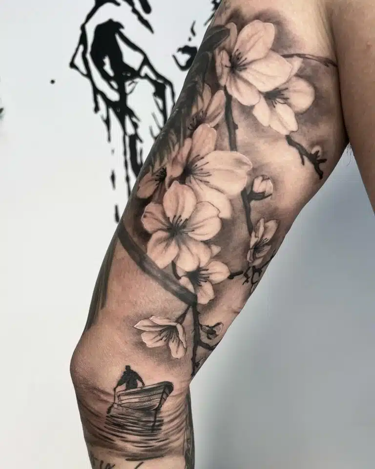 Tetování květiny, sakura a znaky a symboly loďka na paži