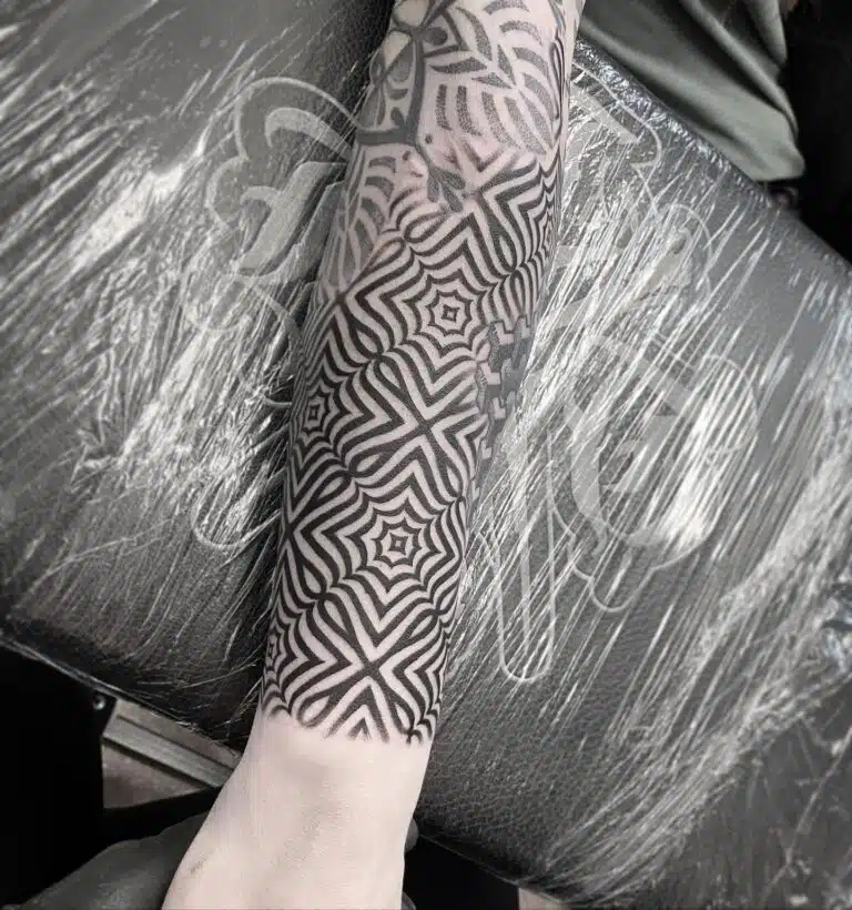 Tetování ornamenty na předloktí