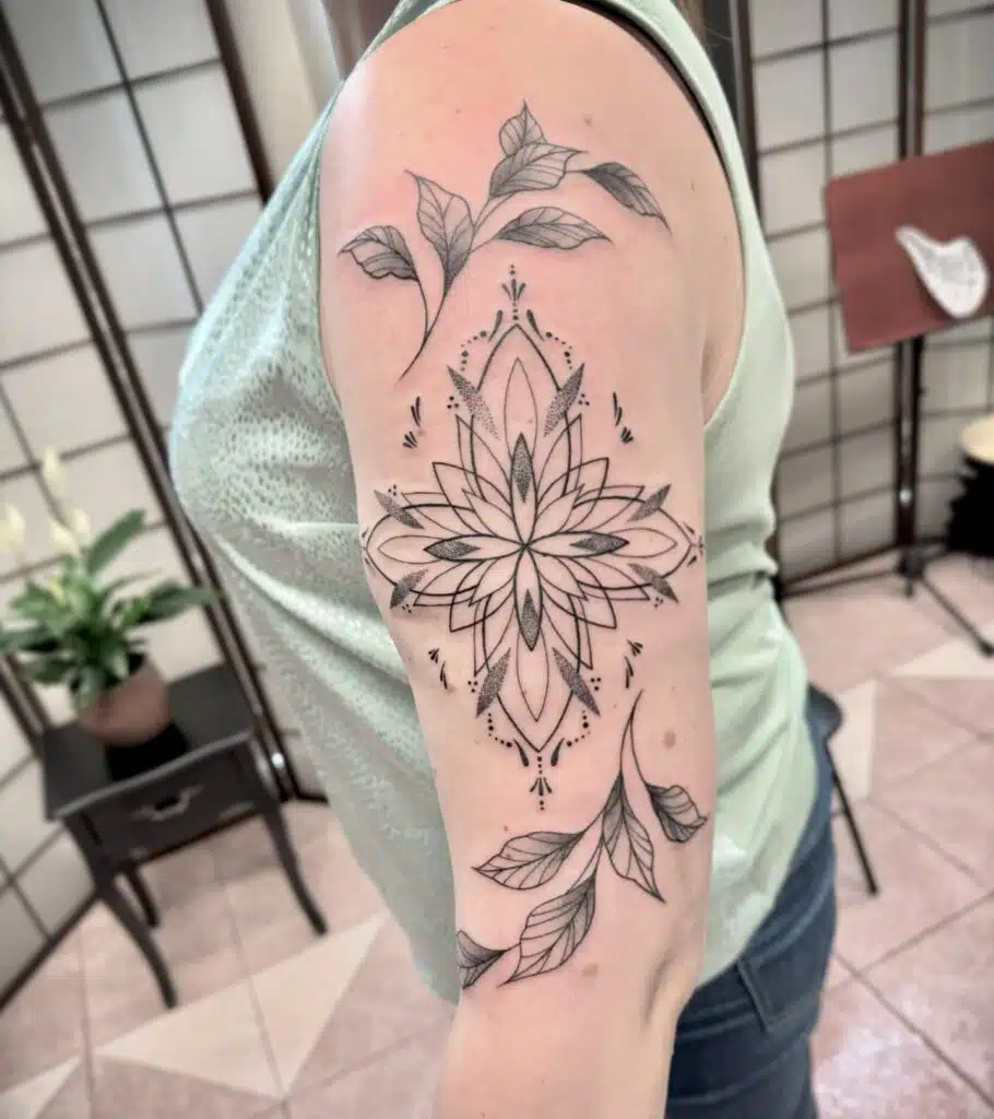 Tetování mandala a květiny na rameni