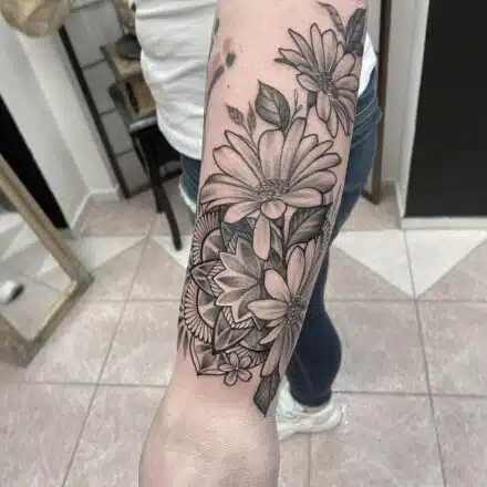Tetování květiny, kopretiny a mandala, ornamenty na předloktí