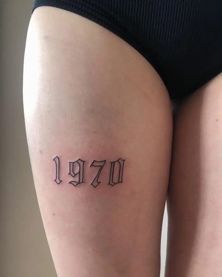 Tetování čísla, nápis na stehně