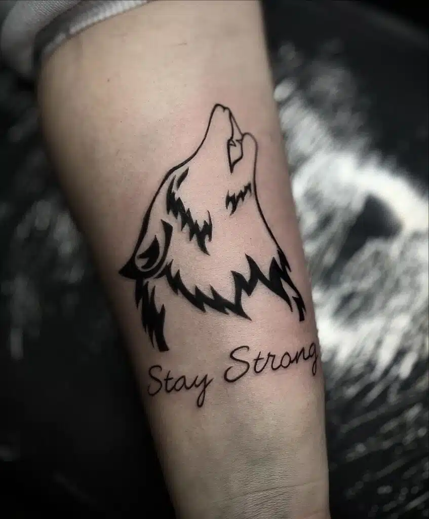 Tetování zvíře vlk, nápisy na paži