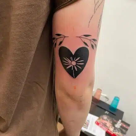 Tetování srdce a květina, kopretina na paži