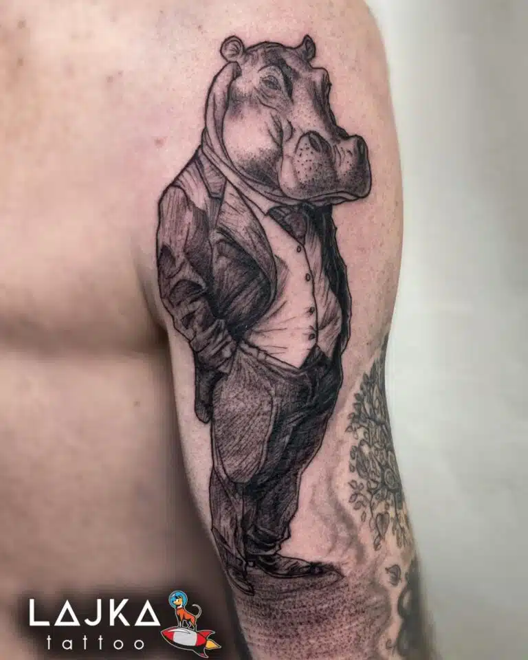Tetování zvířata, postavička hroch na rameni