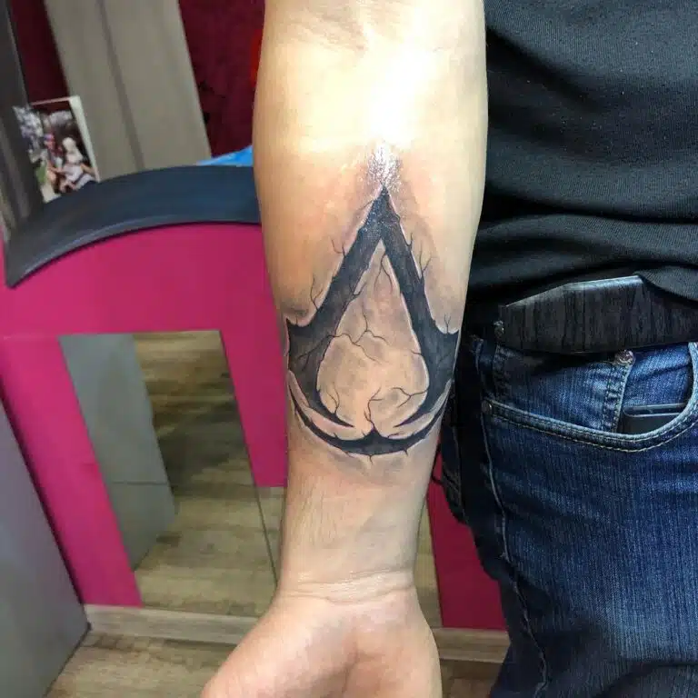 Tetování znaky a symboly na předloktí
