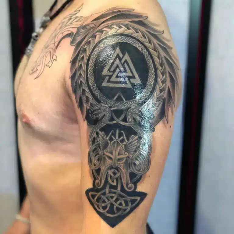 Tetování znaky a symboly vikingů na rameni