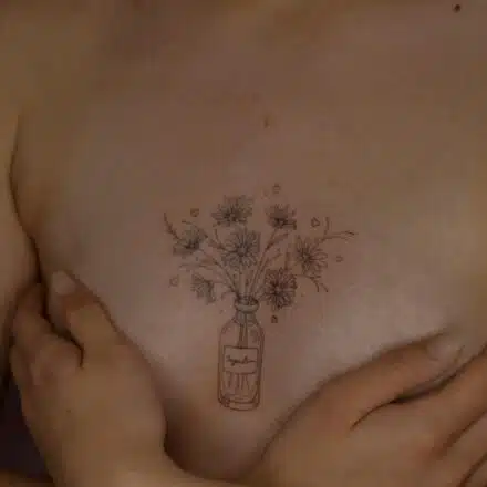 Tetování květiny, kopretiny mezi prsa