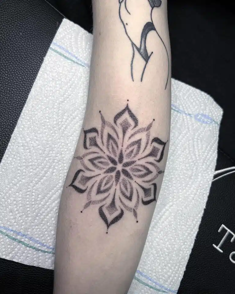 Tetování mandala na předloktí