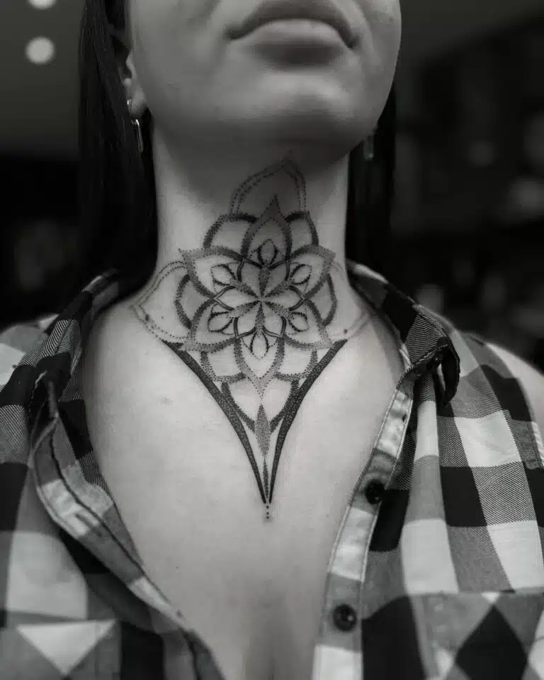 Tetování mandala na krku
