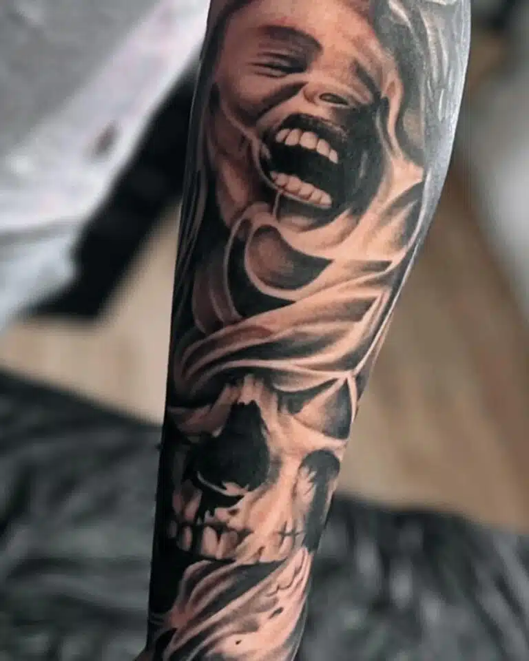 Tetování žena a lebka na předloktí