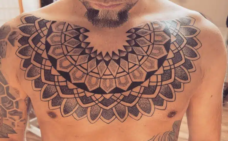 Tetování mandala na hrudník