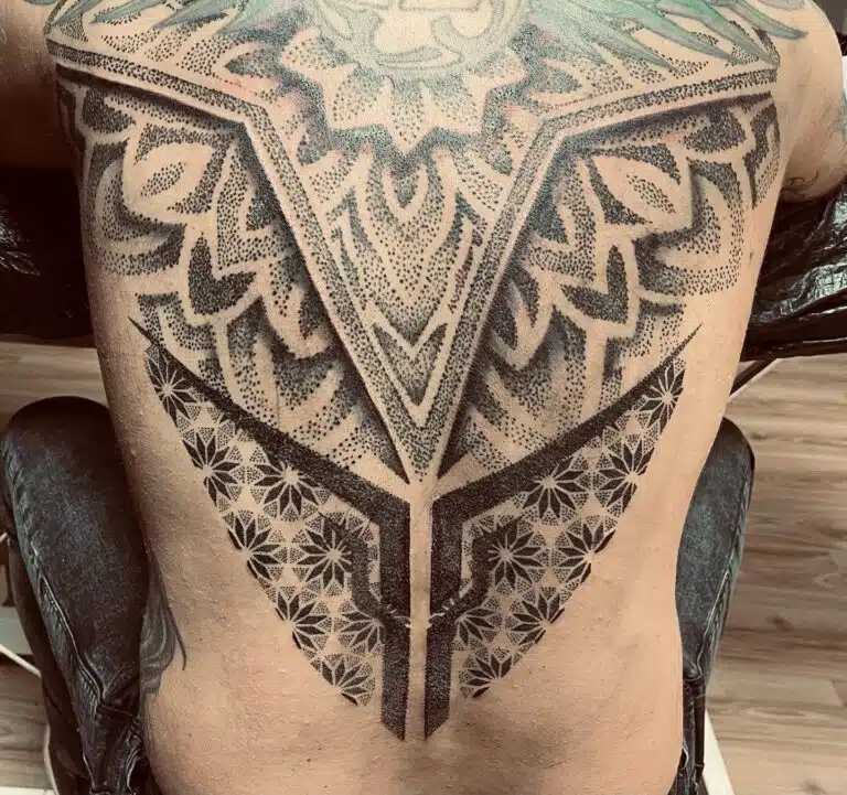 Tetování mandala na záda