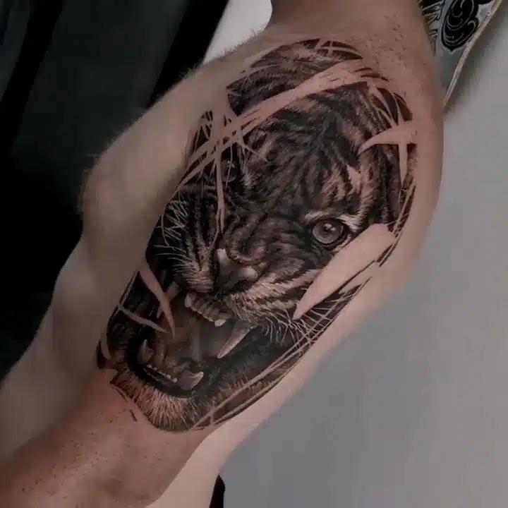 Tetování tygr na rameni