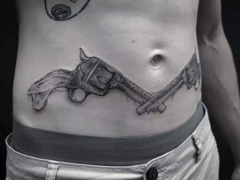 Tetování symbol síly, pistole na břichu