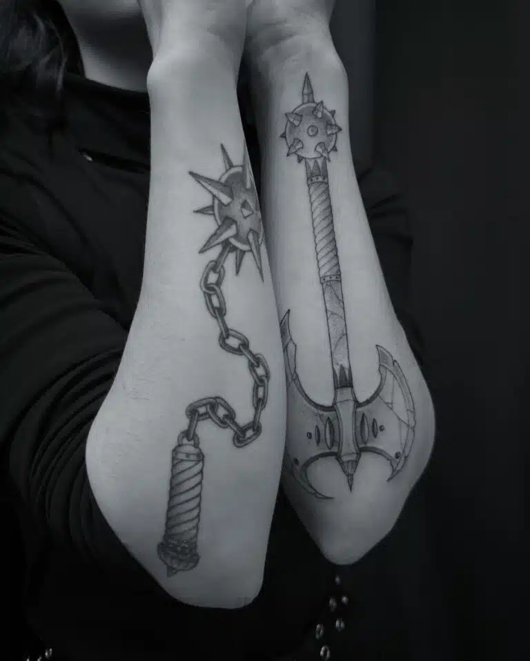 Tetování symbol síly, zbraně na předloktí