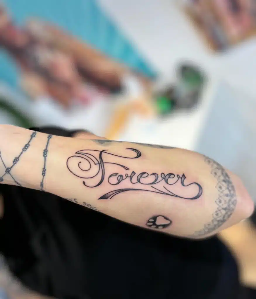 Tetování nápis na předloktí