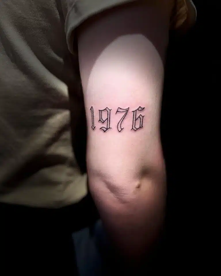 Tetování nápis, číslo na paži