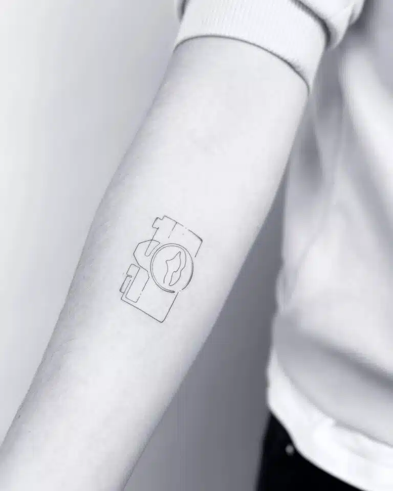 Tetování znaky a symboly, symbol cestování na předloktí
