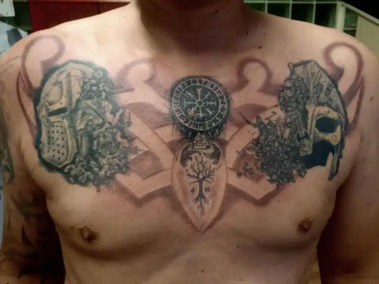 Tetování rytíři, znaky a symboly Vikingů na hrudi