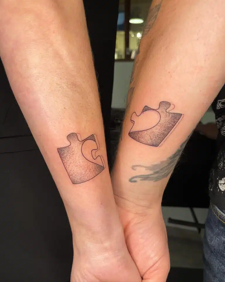 Společná tetování, znaky a symboly, puzzle na předloktí