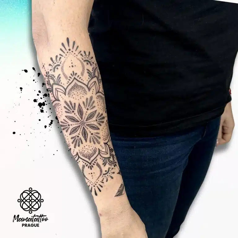 Tetování ornamenty na předloktí
