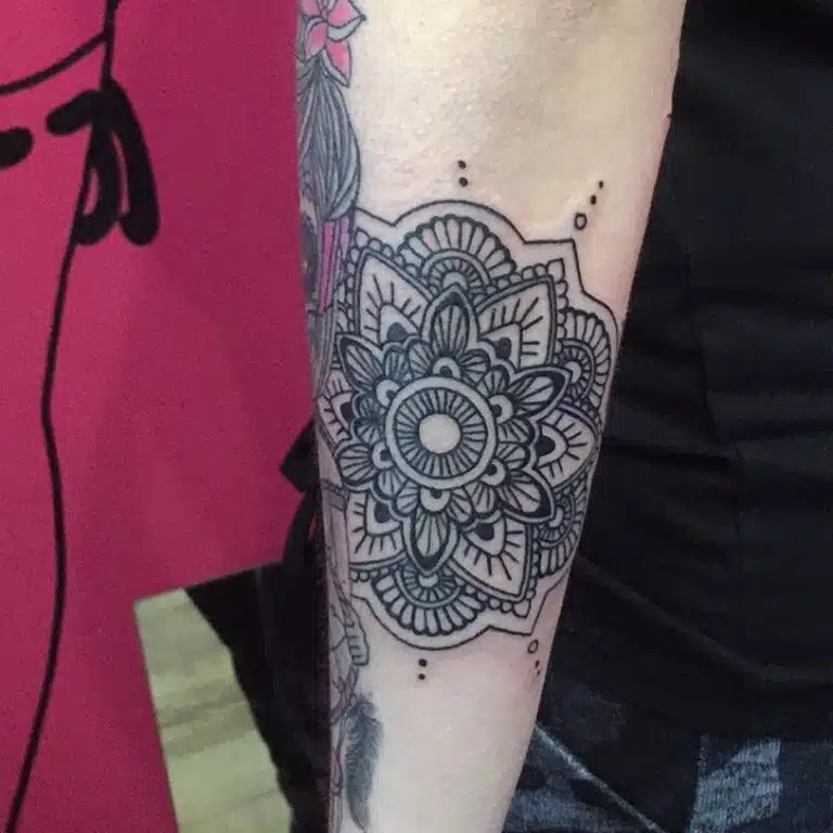 Tetování mandala na předloktí
