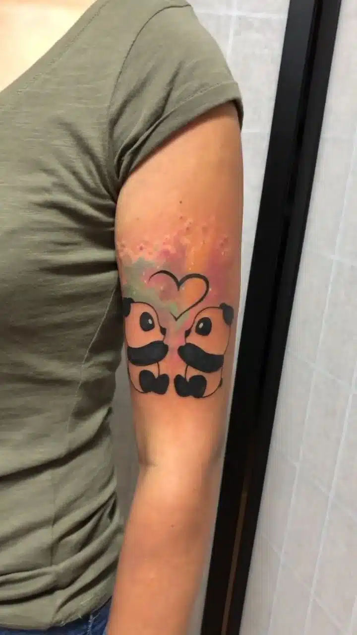 Tetování postavičky, symbol lásky, panda medvídci na paži