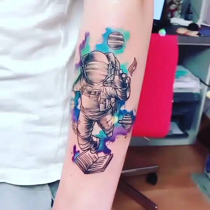 Tetování vesmír, astronaut na předloktí