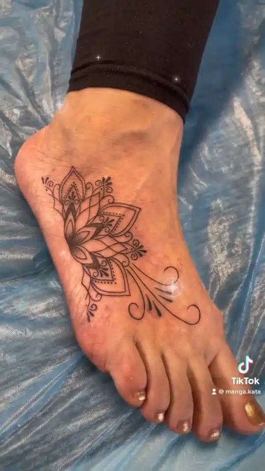 Tetování mandala lotus na nártu