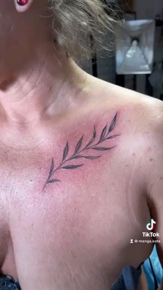 Tetování větvička pod klíční kostí