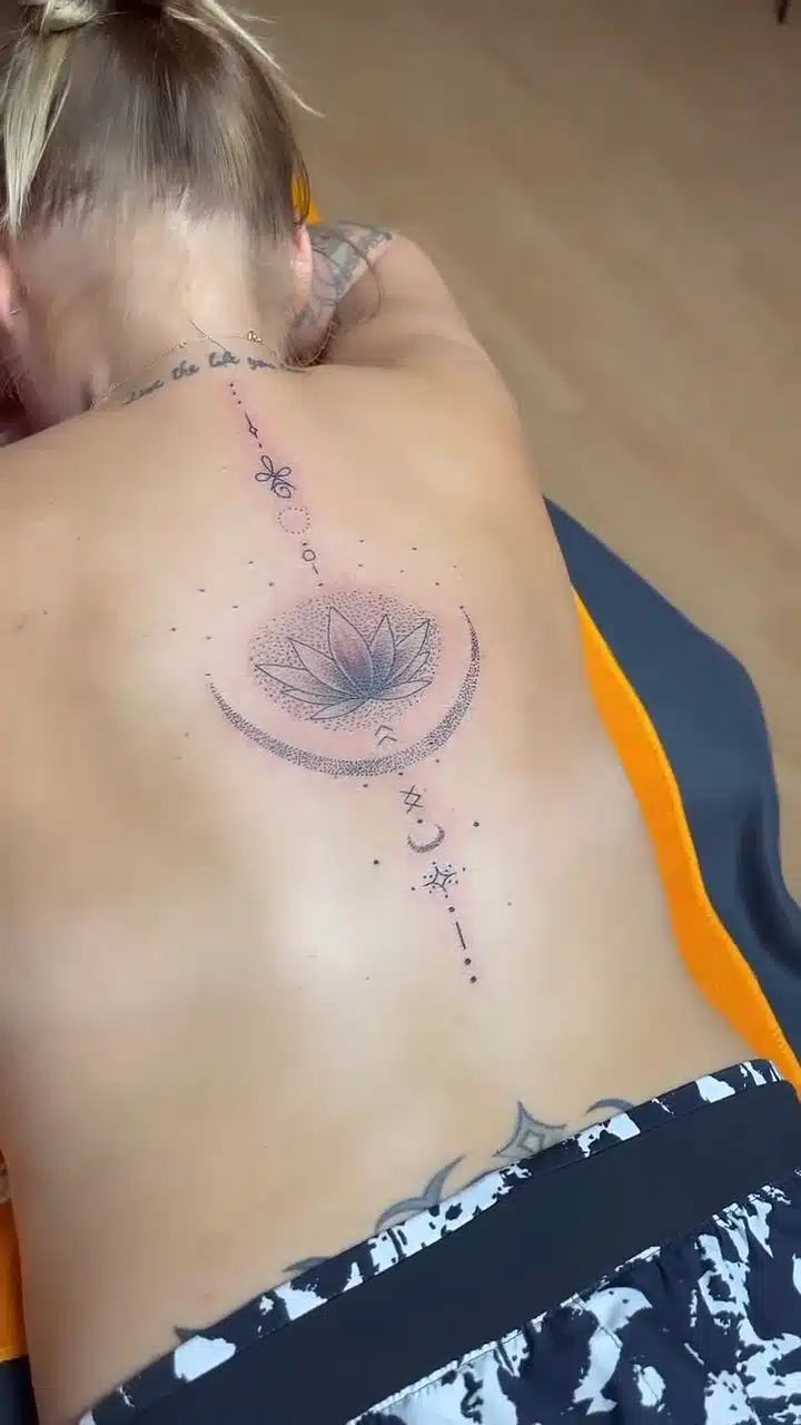 Tetování znaky a symboly, ornamenty, lotos na zádech