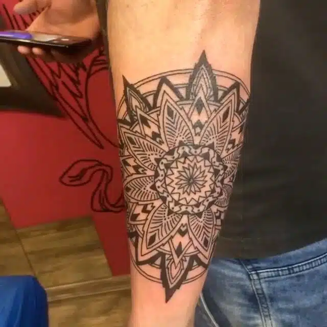 Tetování mandala na předloktí