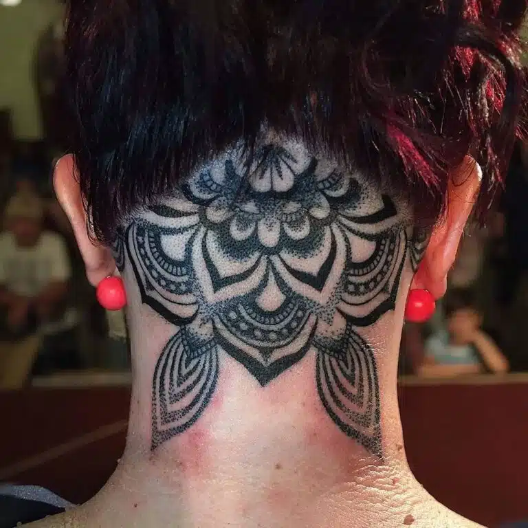 Tetování mandala na hlavě