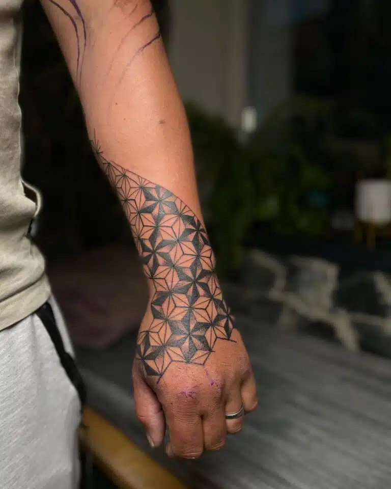 Tetování ornamenty na předloktí