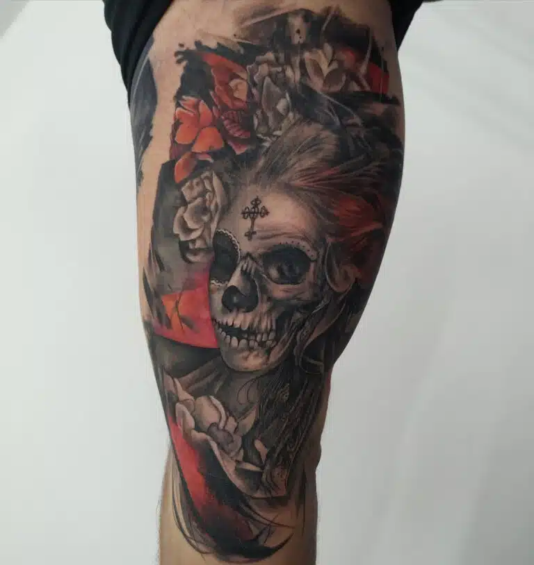 Tetování Muerte, květiny na bok stehna