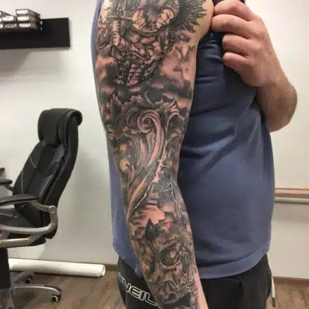 Tetování anděl, archanděl, maska a ornamenty na rukáv