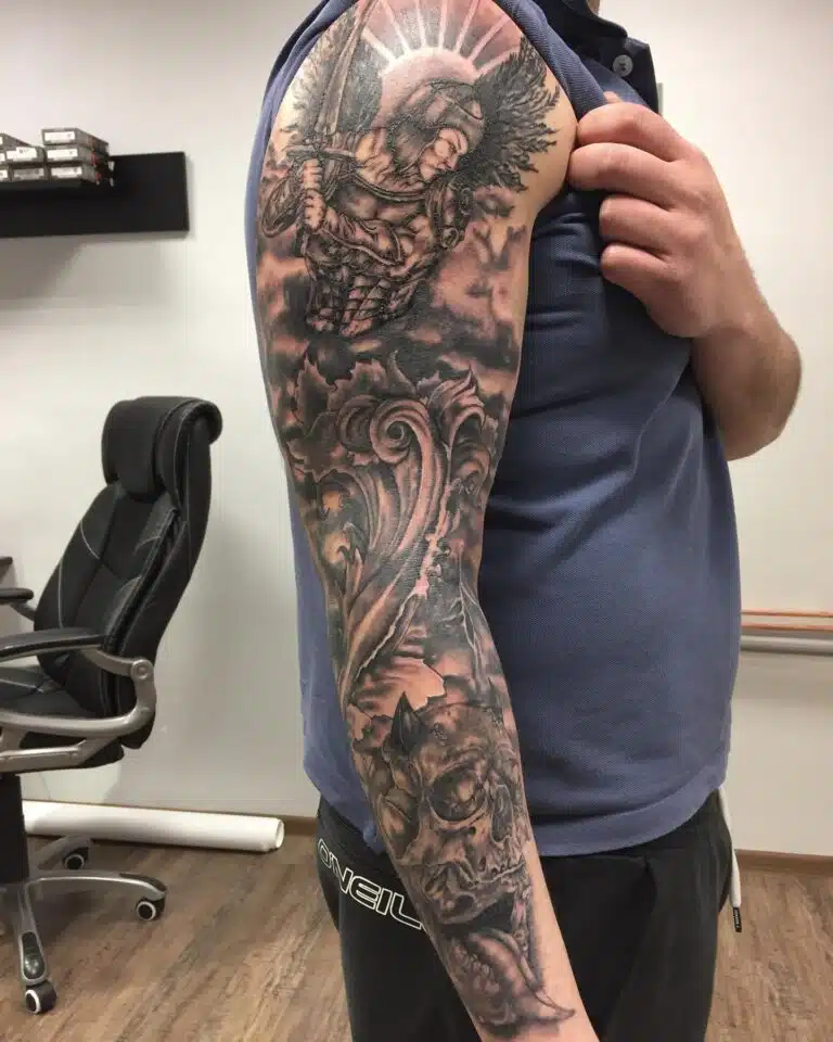 Tetování anděl, archanděl, maska a ornamenty na rukáv