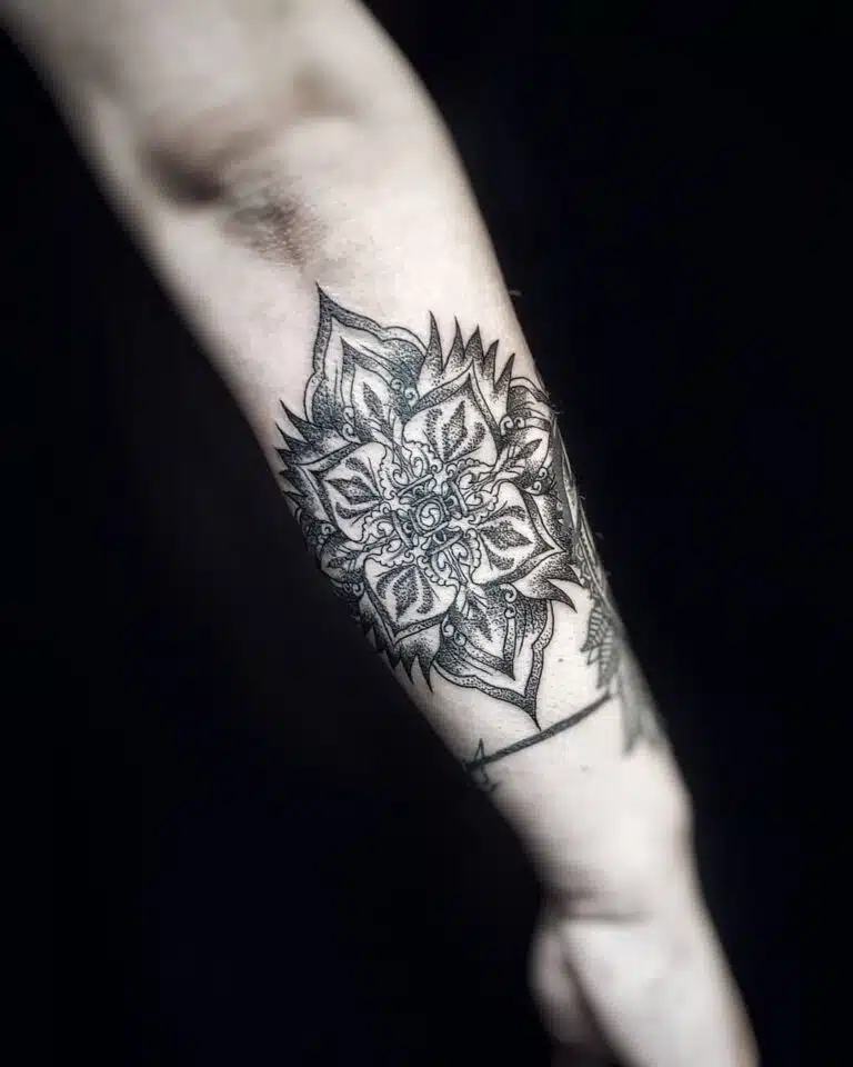 Tetování ornamenty na předloktí