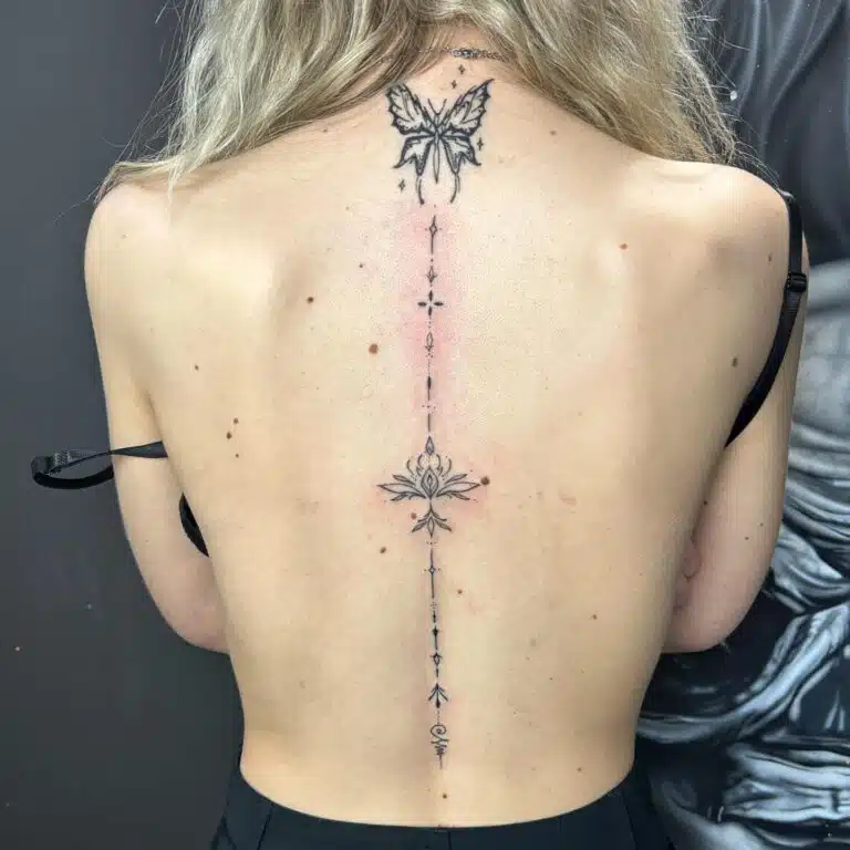 Tetování zvířata, motýl a květiny, lotos, ornamenty na páteř