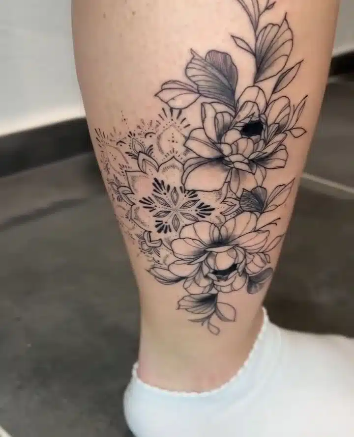 Tetování květiny a mandala na lýtko