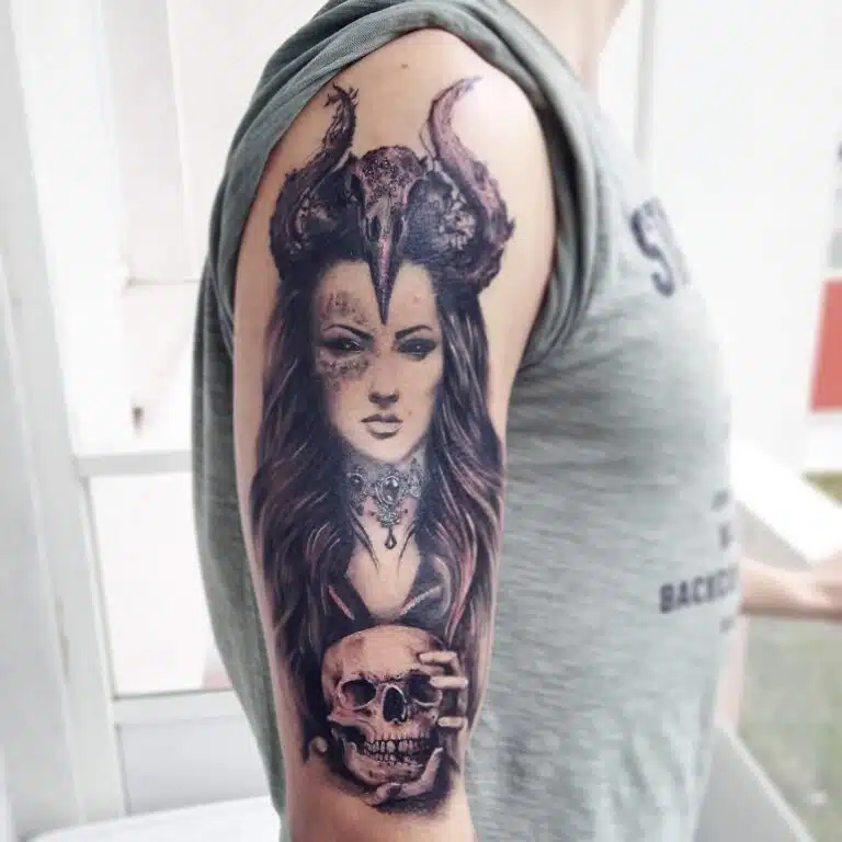 Tetování žena a lebky na rameni