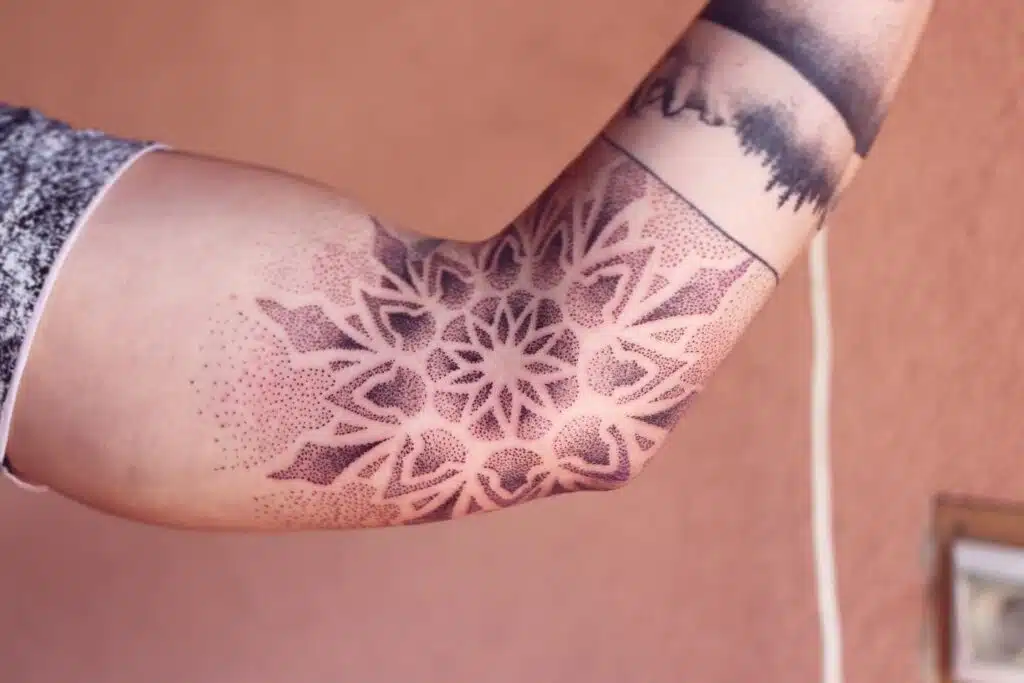 Tetování znaky a symboly mandala na ruku