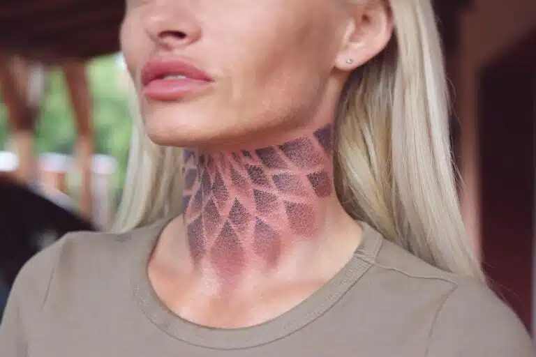 Tetování mandaly na krk