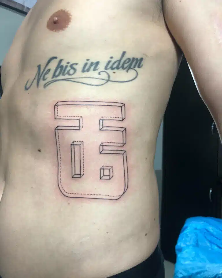 Tetování znaky a symboly na žebra