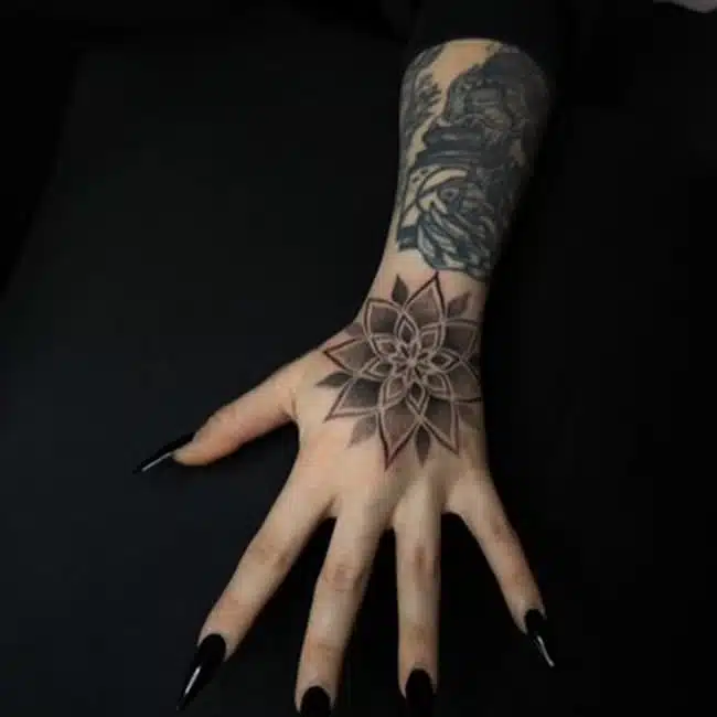 Tetování mandala na hřbetu ruky