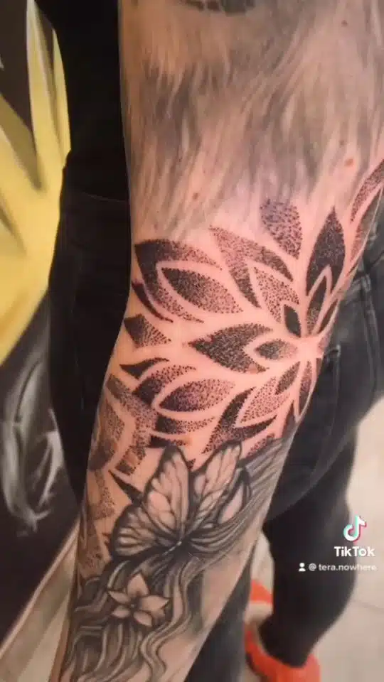 Tetování mandala na loket