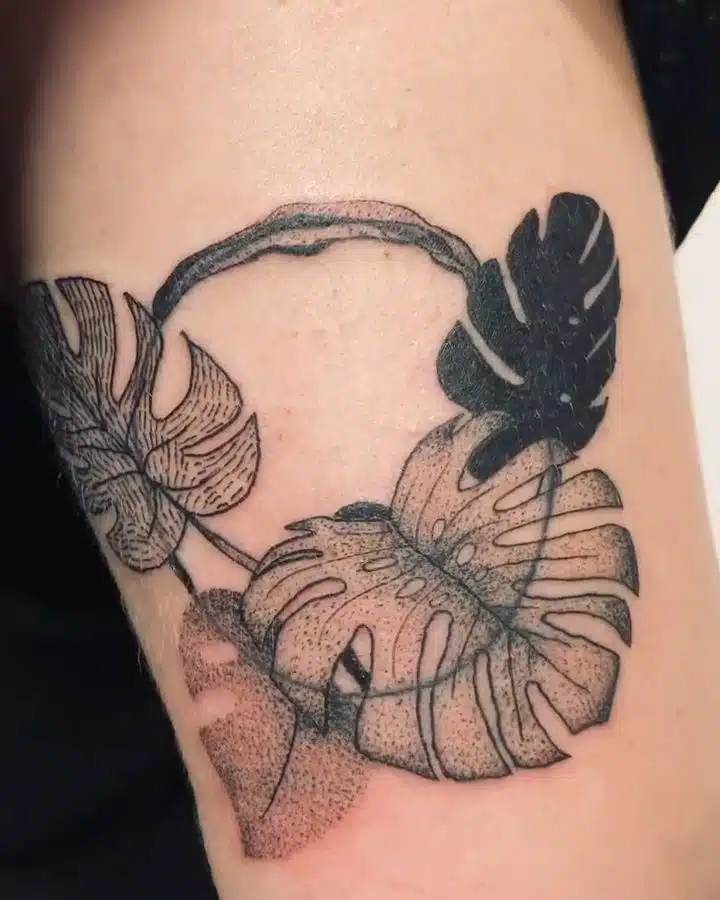 Tetování květina, monstera na paži