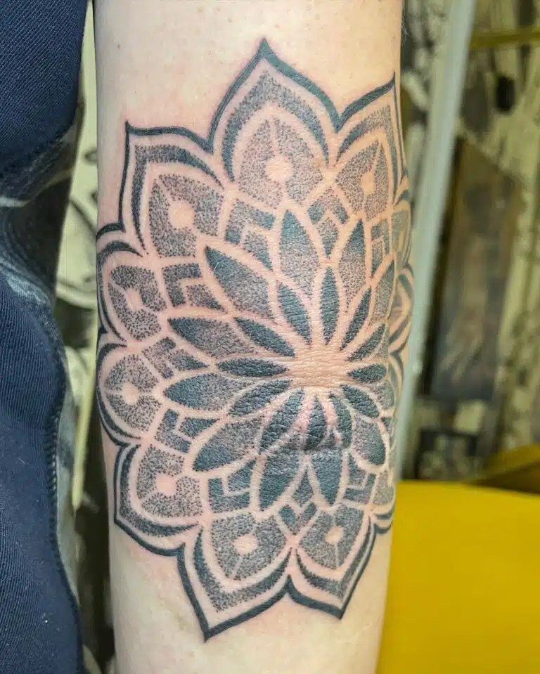 Tetování mandala na loket