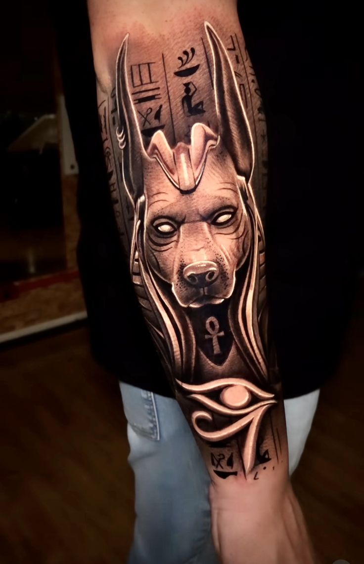tetování hlavy Anubise.
