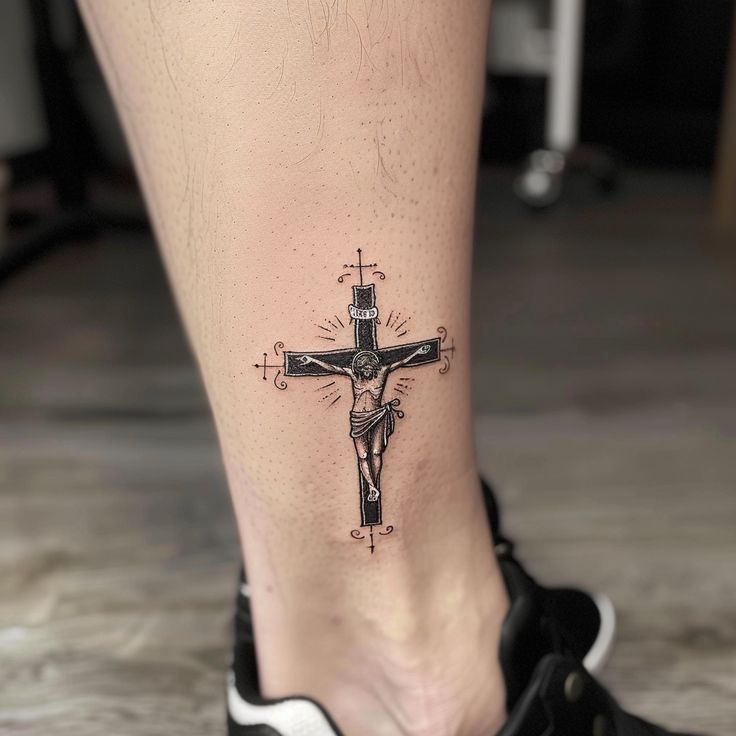 Tetování ukřižovaného Krista na kotníku.